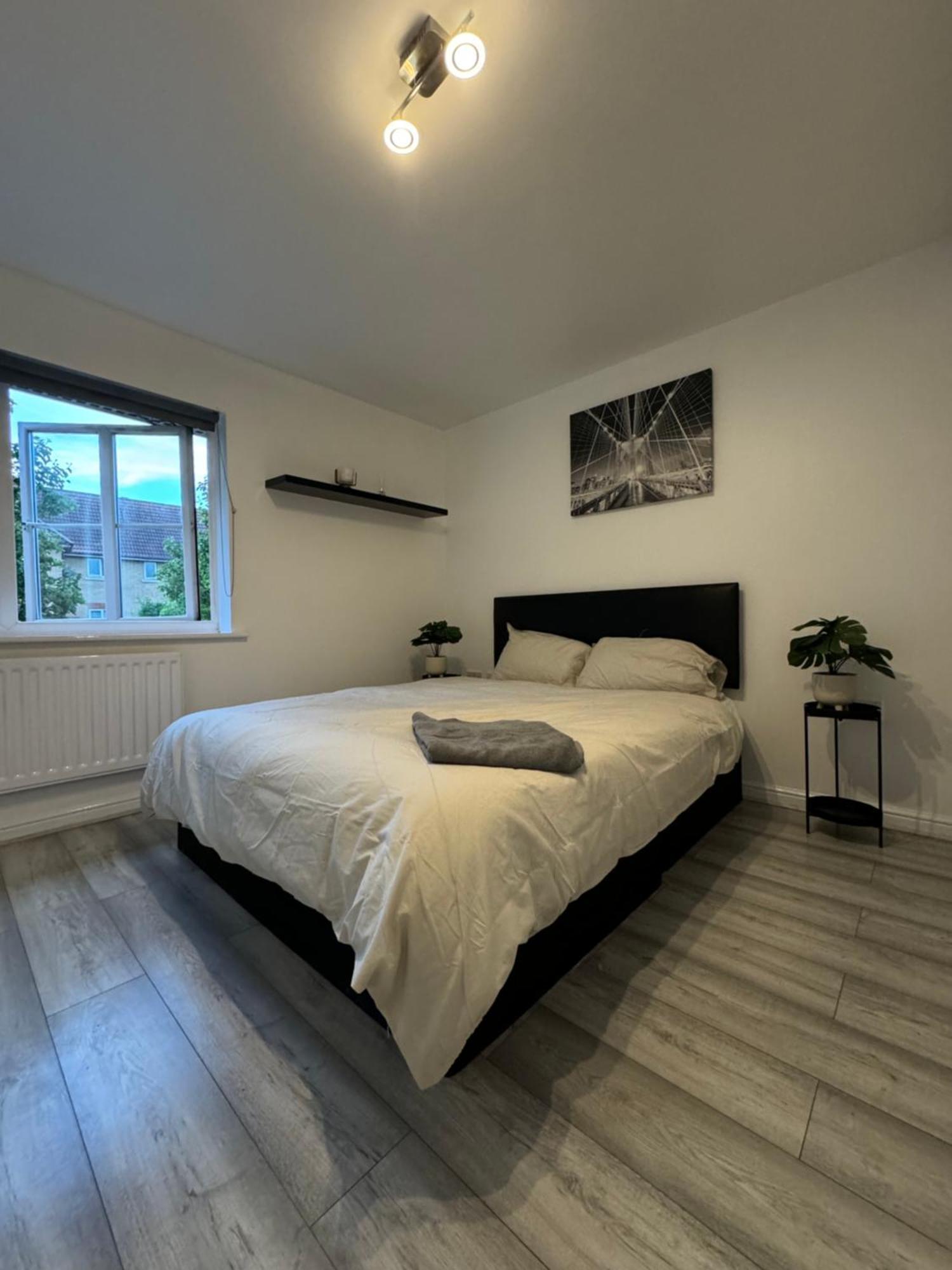 Spacious 3 Bedroom Home, With Private Driveway 5 Minutes From Excel Centre & Custom House * Londen