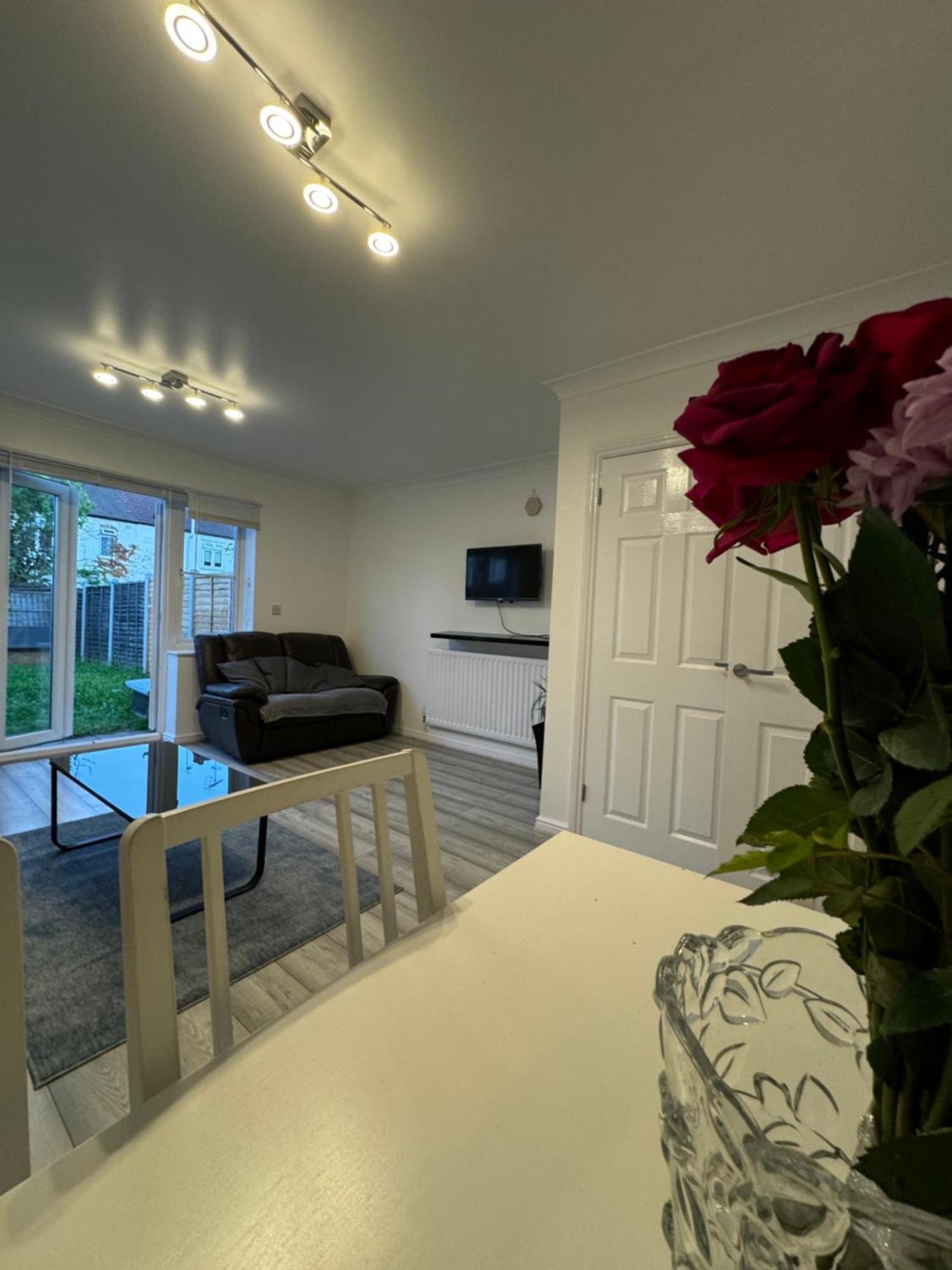 Vakantiehuis Spacious 3 Bedroom Home, With Private Driveway 5 Minutes From Excel Centre & Custom House *