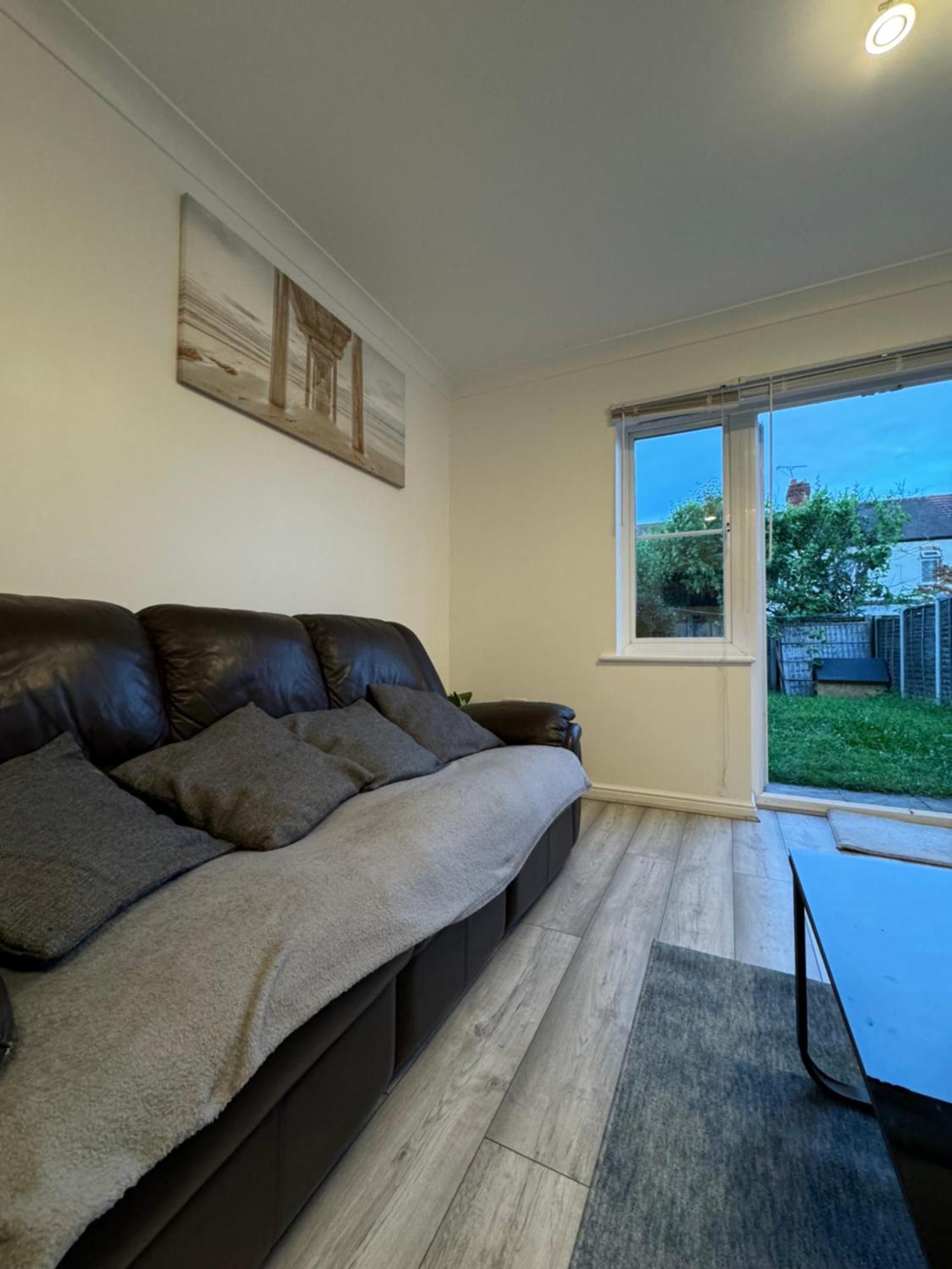 Spacious 3 Bedroom Home, With Private Driveway 5 Minutes From Excel Centre & Custom House Vakantiehuis *