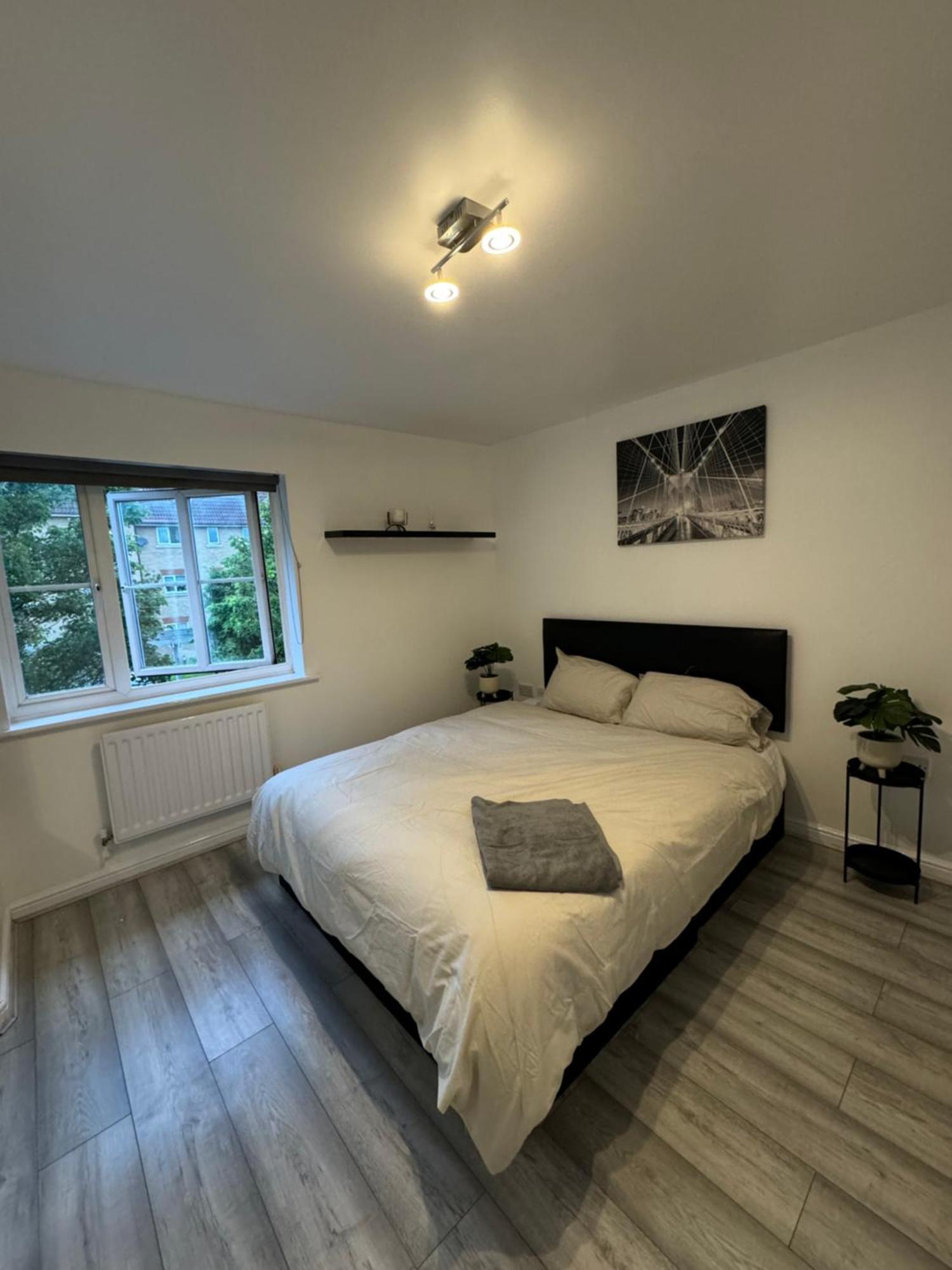 Spacious 3 Bedroom Home, With Private Driveway 5 Minutes From Excel Centre & Custom House Londen