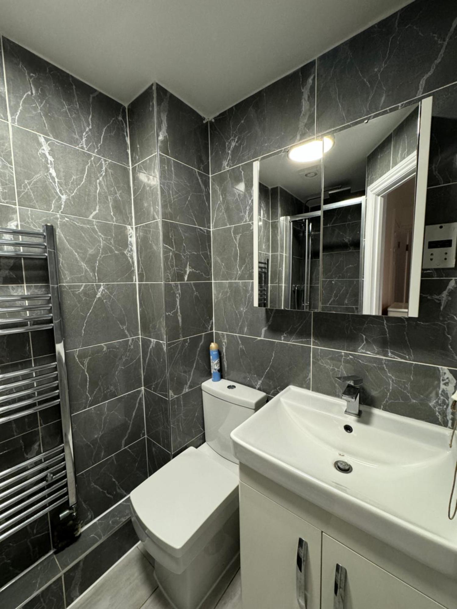 Spacious 3 Bedroom Home, With Private Driveway 5 Minutes From Excel Centre & Custom House Londen