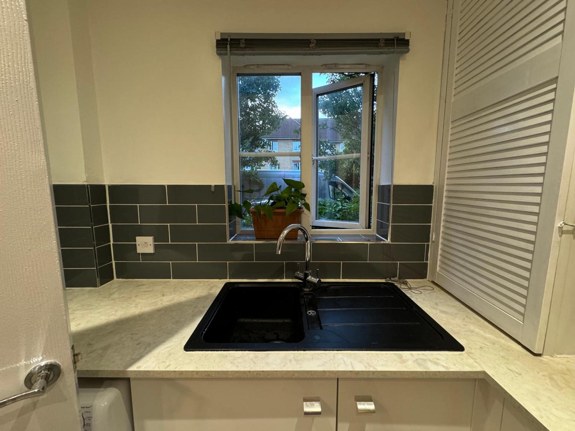 Spacious 3 Bedroom Home, With Private Driveway 5 Minutes From Excel Centre & Custom House * Londen