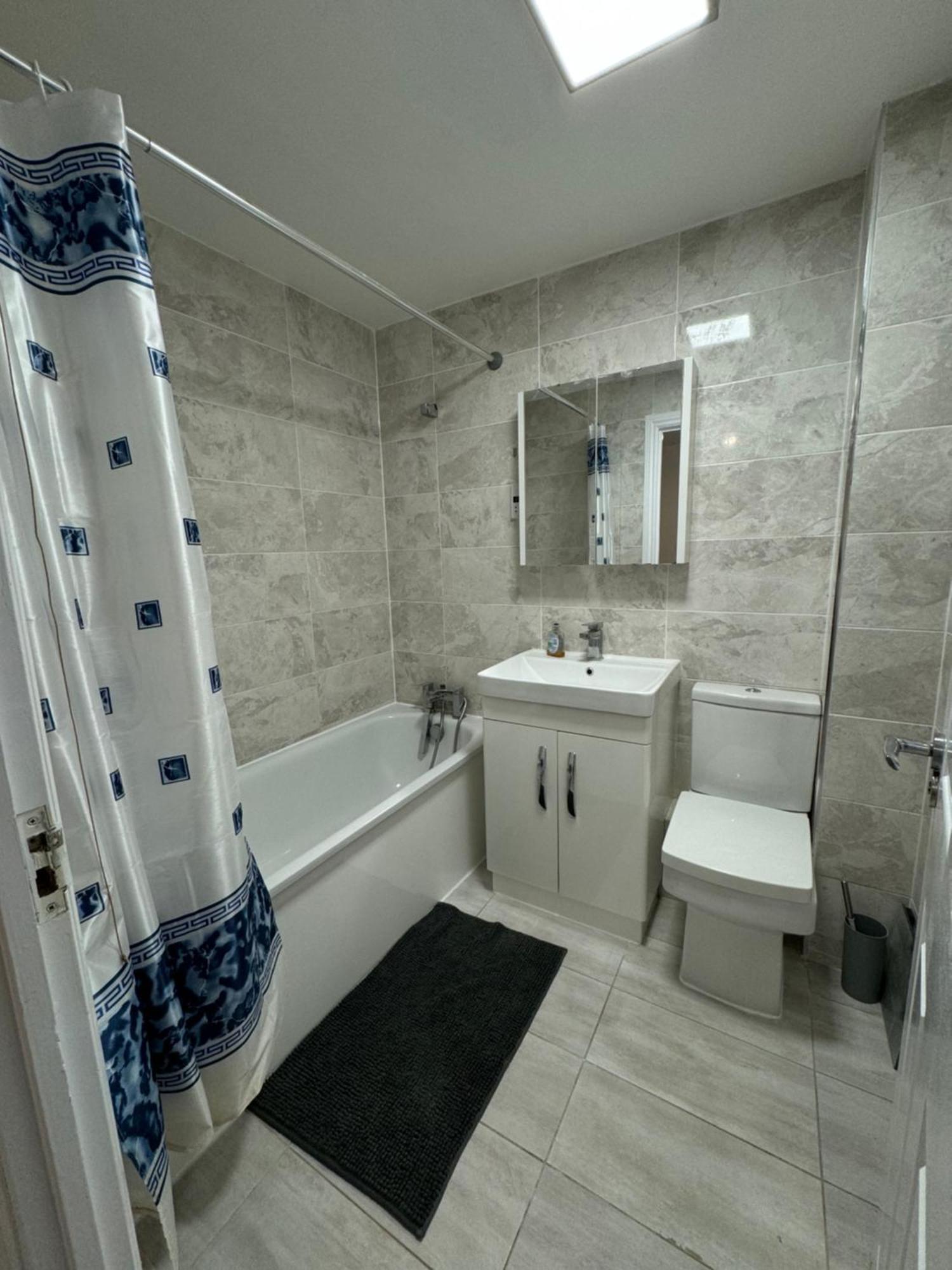 Spacious 3 Bedroom Home, With Private Driveway 5 Minutes From Excel Centre & Custom House Vakantiehuis